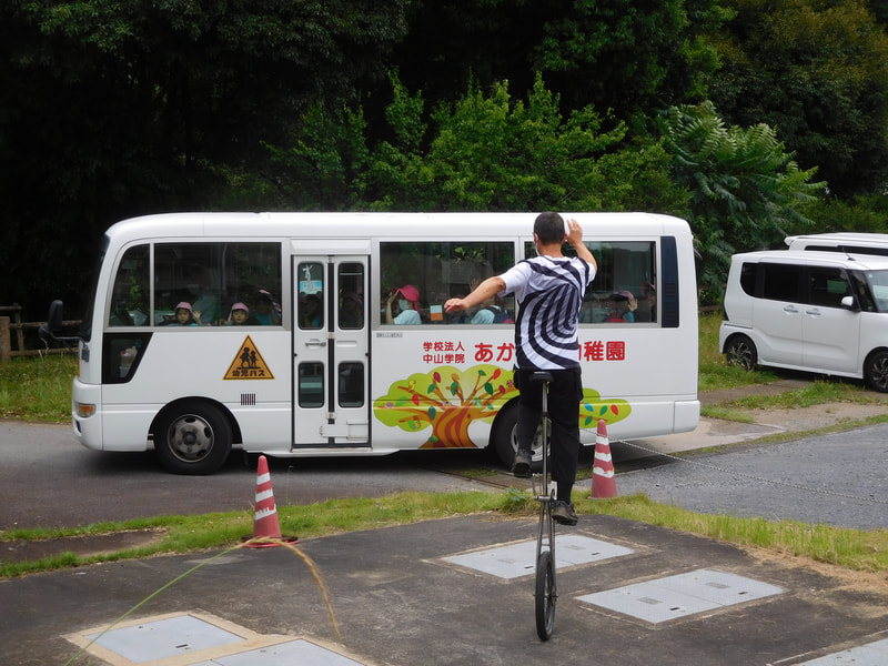 おうちの方が待っている幼稚園へ。自然の家の「師匠」が一輪車で見送ってくれました。