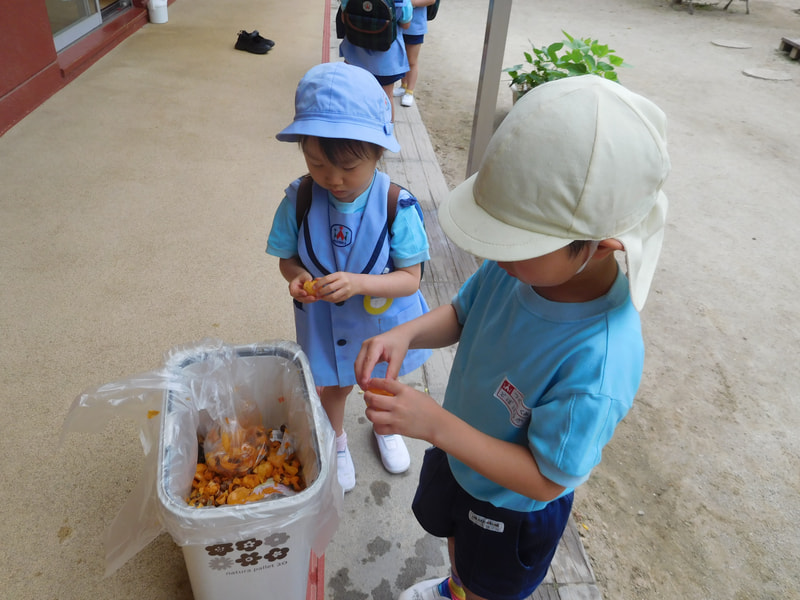 登園して、部屋にたどり着く前に食べ始めた子も・・・。
