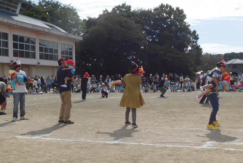 おうちの方にたくさん抱っこしてもらいながら踊ったよ。おうちの方もノリノリでした。