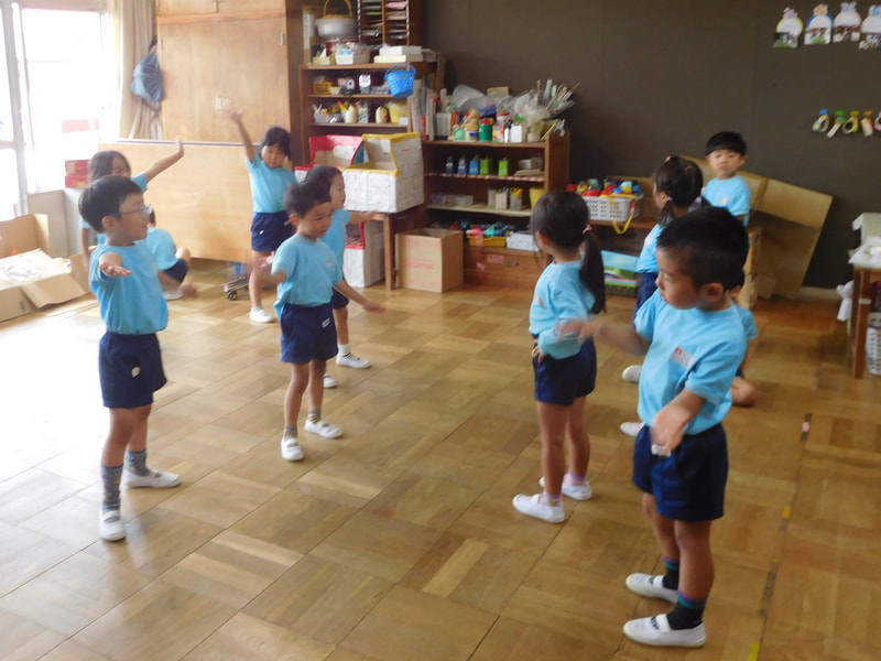 年中組の部屋では、年長組が来て踊りを教えていました。