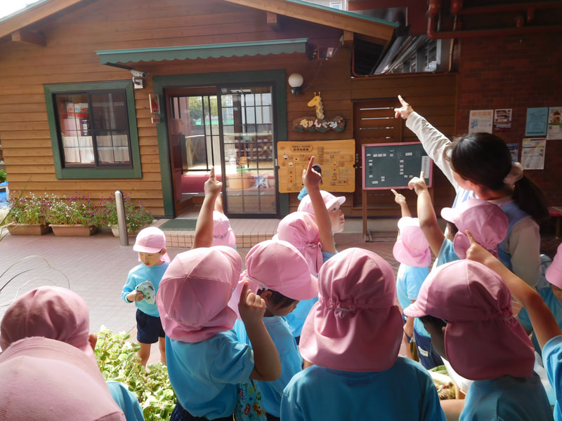 みんなが食べたんじゃない？「鍵を持ってないから幼稚園に入れないよ」「先生、しまった？」「ここに置いたままだった！」「じゃあさあ、お月さまが食べに来たんだよ！あそこから見てさあ…」「２個も食べたの？」「月と太陽が１個ずつ食べたんじゃない」