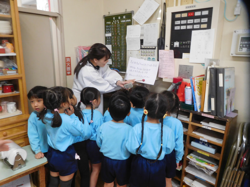 今日の給食には、ぼくたちが掘ったおいもが入っています。みんなに知らせようと、文章を考え、放送を入れました。「いつものおいもより、おいしいね」と、ごちそうになった子どもたちの感想です。