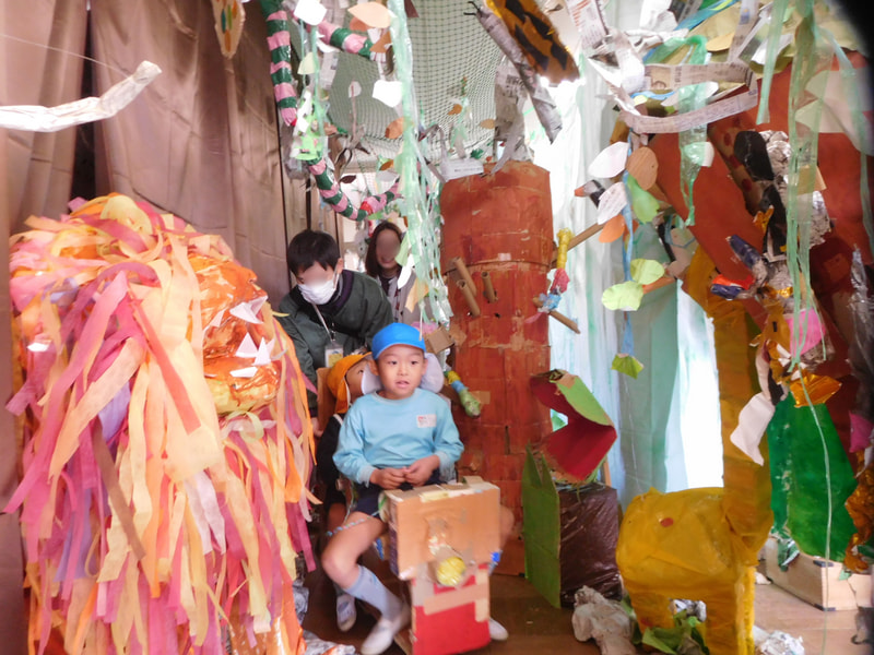 年長さんが作ったわくわくランド①。トロッコに乗ってジャングル探検。大きなゾウや小さな小鳥。作りたいと思ったものは試行錯誤しながら作っていたね。子どもたちの手は魔法の手だね。