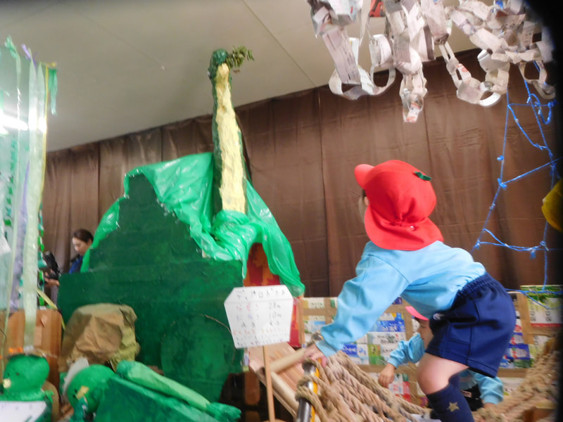 わくわくランド②森林公園の恐竜の滑り台。子どもたちが見上げるほどの大きさでした。