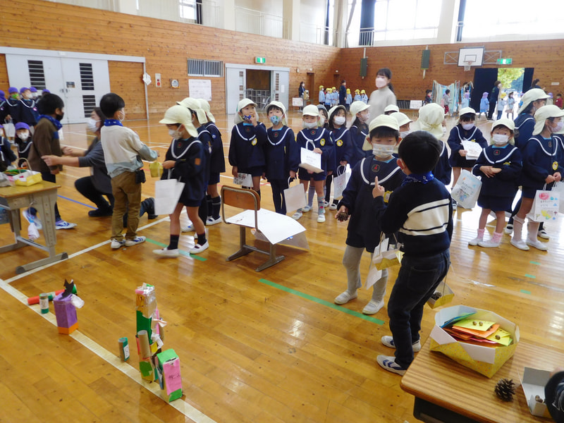 松ぼっくりを投げて的を倒そう