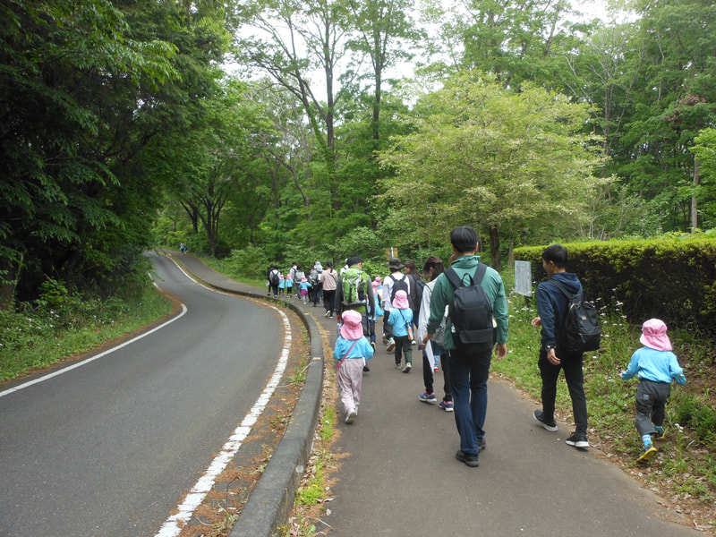 さあ、出発！親子１組ずつ、公園内の地図をもらって出発です。回り方も３種類ありました。