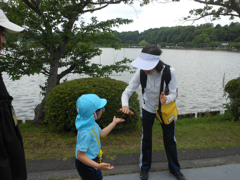 ゴール近くで待っていてくれた園長先生とタッチ！