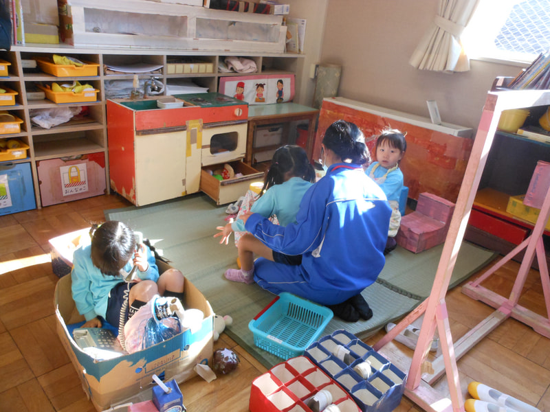 お姉さんの膝の取り合いがおきました。