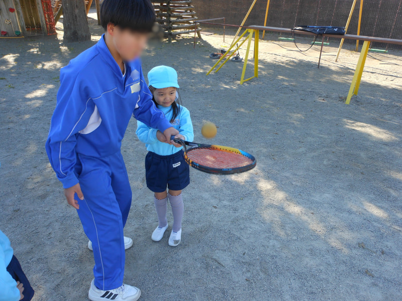 ボールをポンポンするのも難しい。お兄さん上手ですごい！