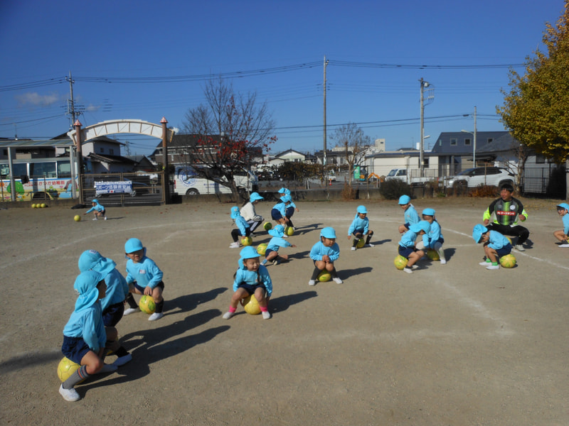 ボールをコロコロ。「おしり！」おしりで、ボールをキャッチ。ボールに逃げられた子はいなかったかな？