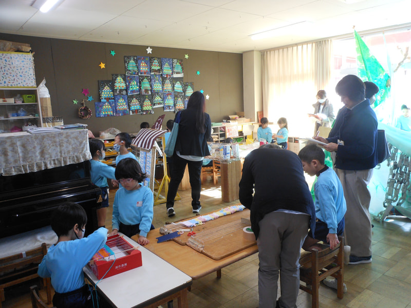 クラスの中には いろいろな遊びが出ていることにびっくりされていました。「一人一人が興味あることに夢中になって遊んでいるんだね」