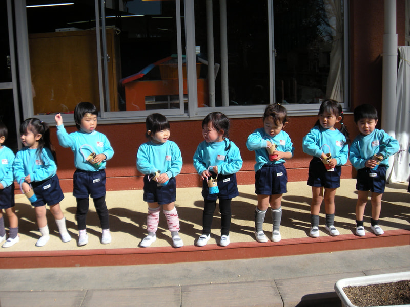 ごそごそ・・・手作りの鬼の顔がついた箱から豆は取り出せるでしょうか。