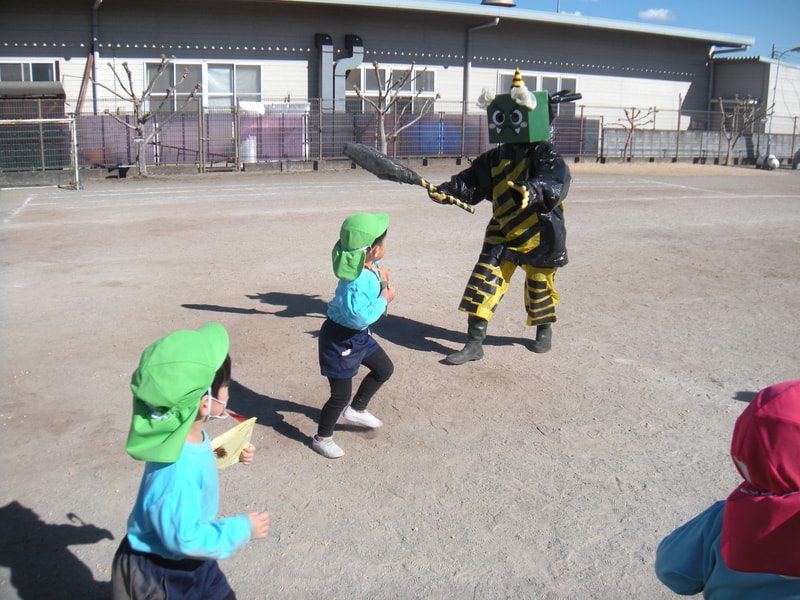 果敢に鬼に向き合う年少さん。