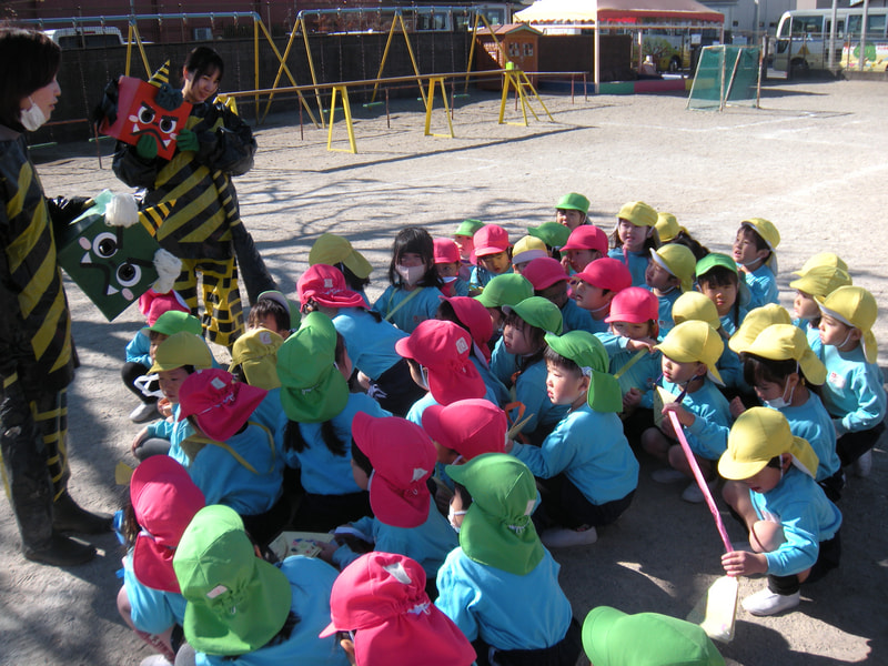 お面を外したら・・・あ～っ先生だぁ！でも、まだ涙が止まらない子もいましたね。さらに泣き出した子は？ホッとしたのかな。