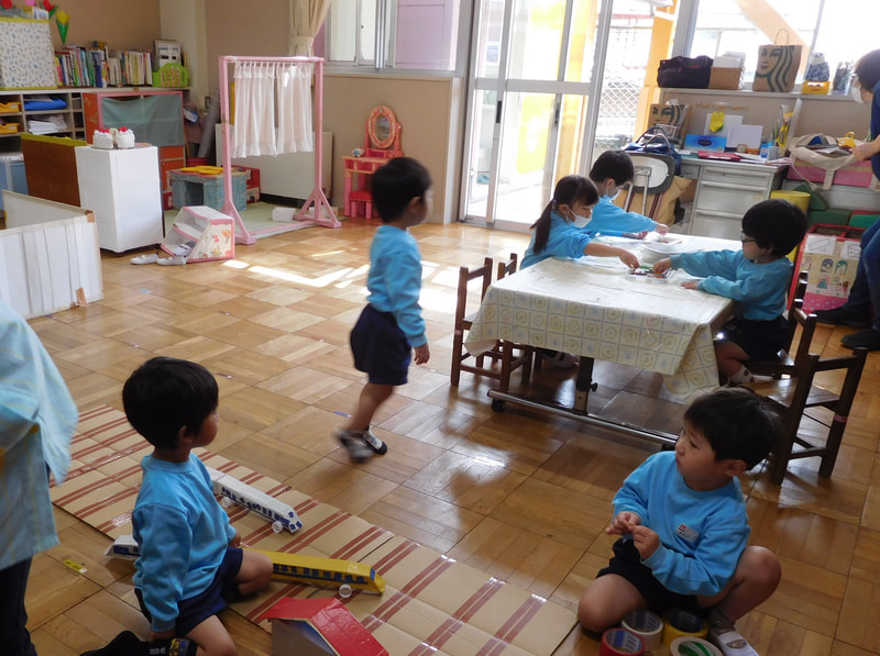 入園3日目、お部屋での遊び。
