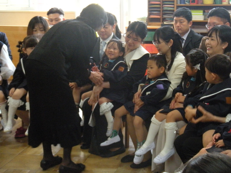 幼稚園で待ってるよ。仲良くなろうねと握手。