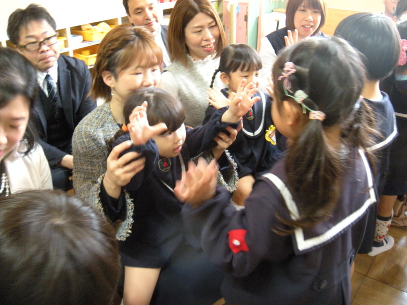 一緒に「むすんでひらいて」をやったよ。