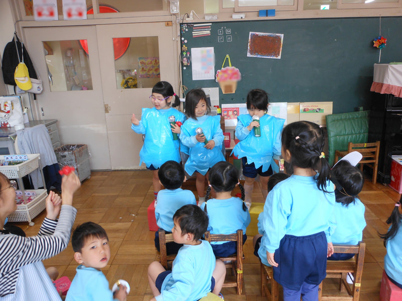 アナ雪のステージ。エルサになって歌ったよ。お客さんも集まってきました。