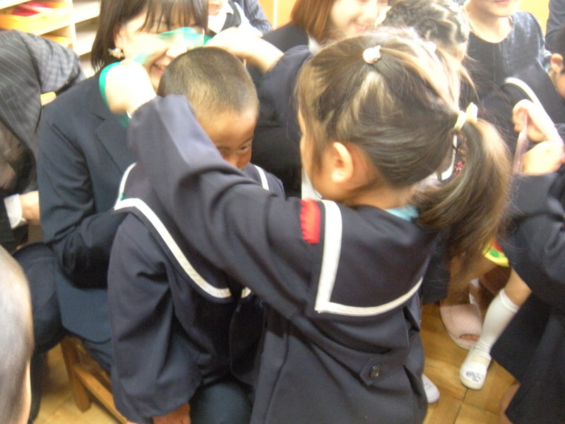 これから一緒に遊ぼうねと、ペンダントをプレゼント。