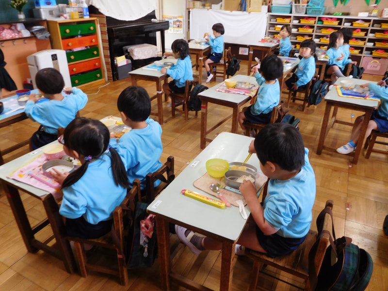 年少さんも幼稚園で食べるお昼ごはん。