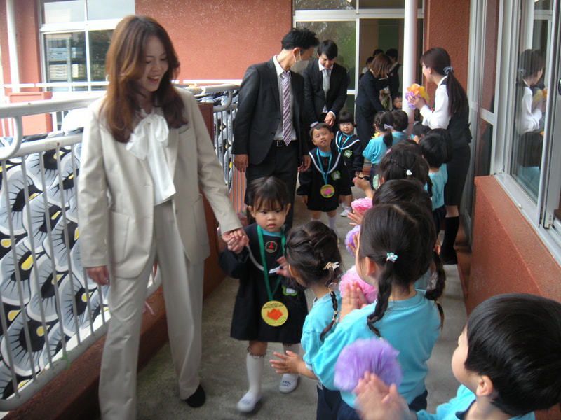 年中さんがお出迎え。ここでもお祝いしてくれるなんて！おうちの方も嬉しそう。