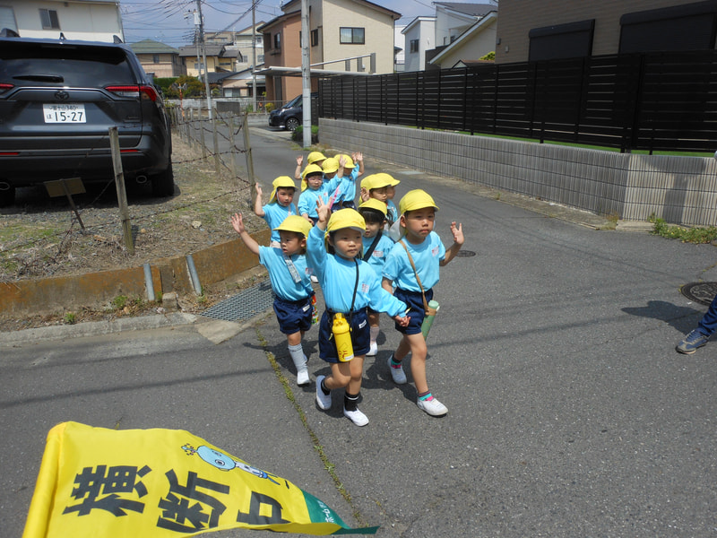 「通りま～す」右・左・右を見て手を挙げて渡りました。