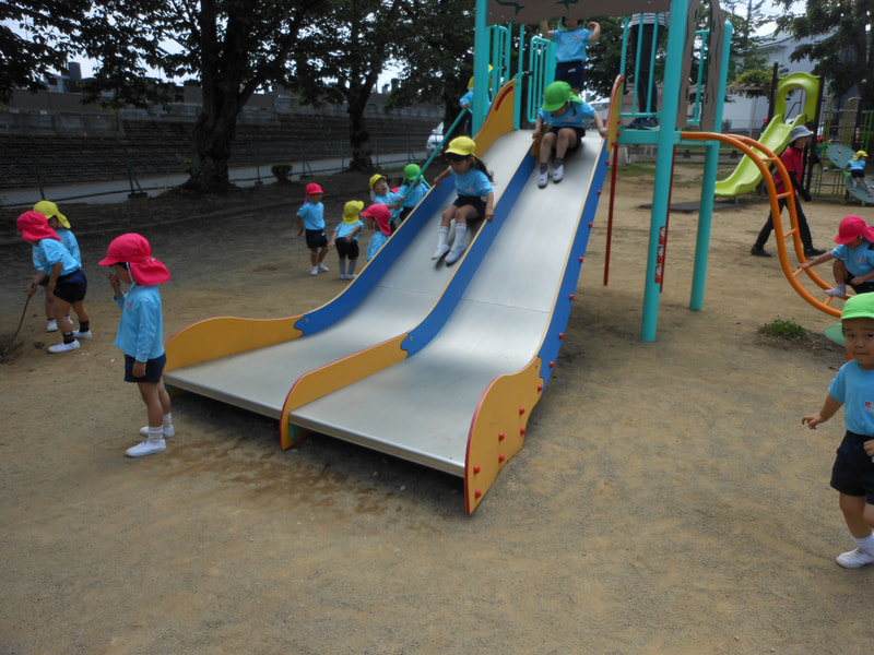 幼稚園にはない遊具に、みんなにワクワク。勢いよく滑るすべり台に最初はおっかなびっくりだった子どもたちも、慣れてくると そのスリルがたまらず、何回も滑っていました。着地が上手な子もいたね。