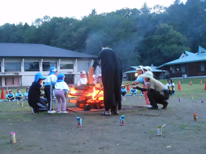 火の神様がやってきて、火の子に分けてくれた火が大きな火になりました。