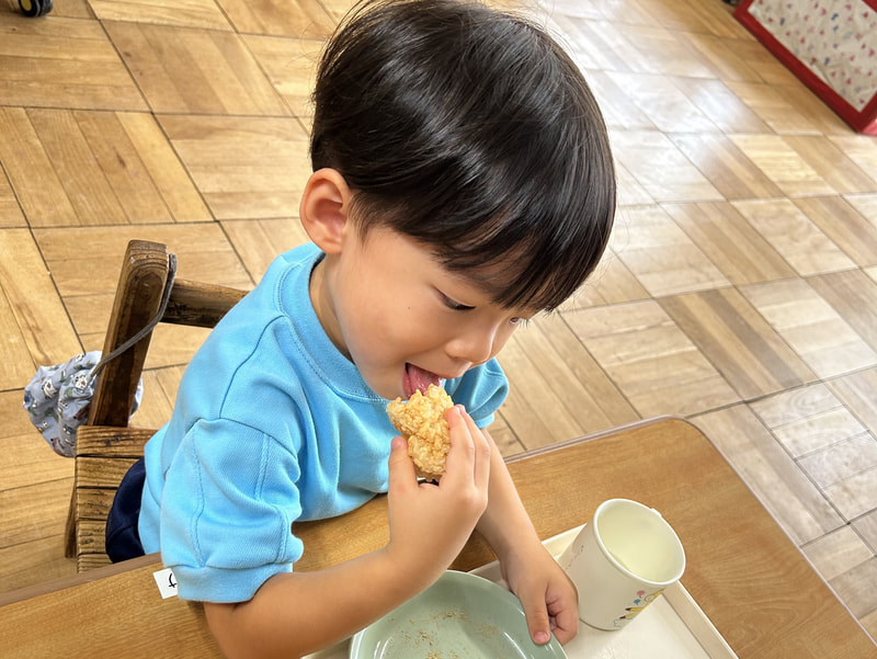 ぱんだ組(満3歳児)さんは、きなこのおはぎにしていただきました。