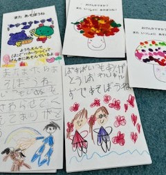 それぞれの学年のはがき。年長さんになると字も上手になるけれど、伝えたいことをちゃんと考えているね。
