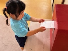 満３歳児さんは幼稚園にあるポストへ。