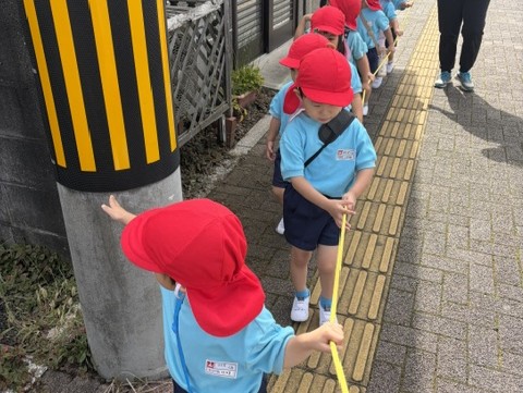 帰りは、ひもを つかんで帰ってきたよ。誰も手を放さずに 無事、幼稚園に到着。