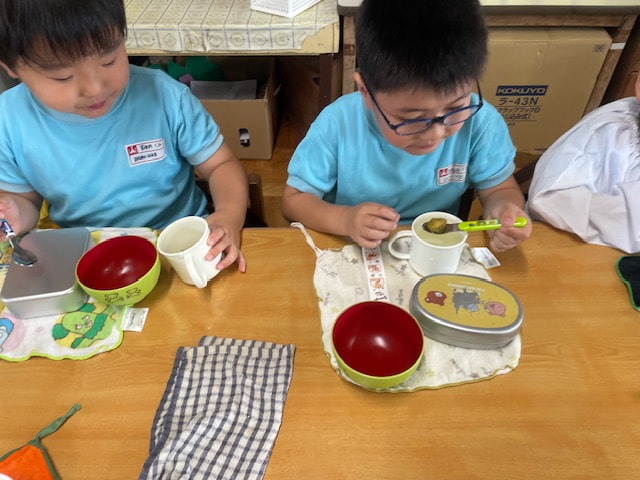 ウメジュースをいただきま～す。「あま～い」「すっぱ～い」「おいしい！」「う～ん」お家でも作りたいとせがんだ子もいたようなので、好評だったのでしょうね。