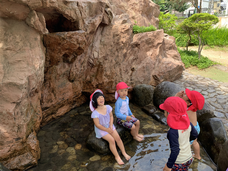 何をしているのかな?滝の水が出てくるのを待っているようです。