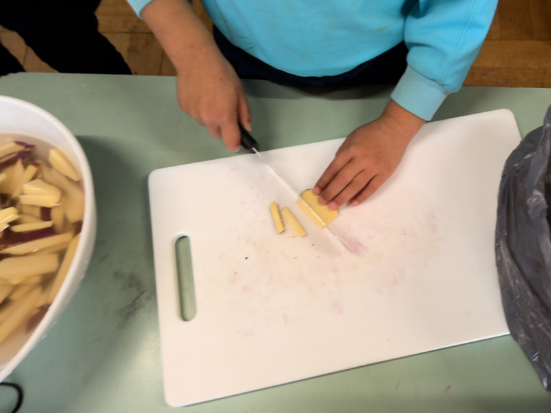 さつまいもはどうする？多数決を採って料理開始。包丁で切って 揚げやきにして…何ができるかな？