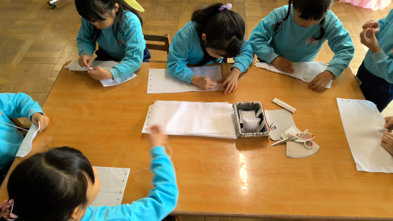 プレゼント用の袋を縫いました（年長組）