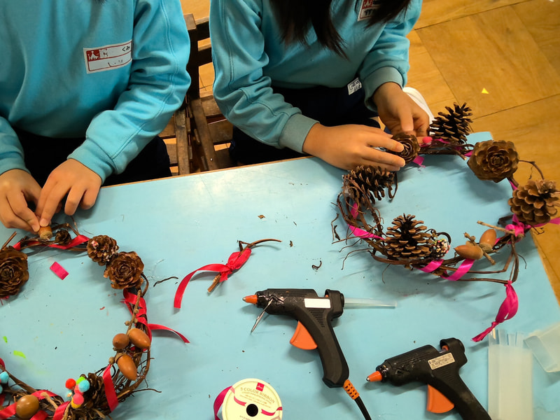 鶴のリースは松ぼっくりやドングリ使って飾り付け。取れないようにギュウっと押さえてね。