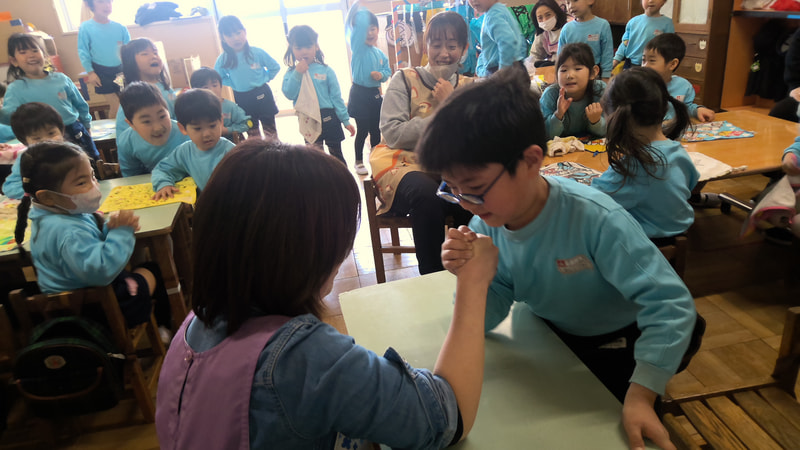 お友達ともお別れだけど、先生ともお別れだね。「よし！勝負だ」周りの応援もすごかったね。