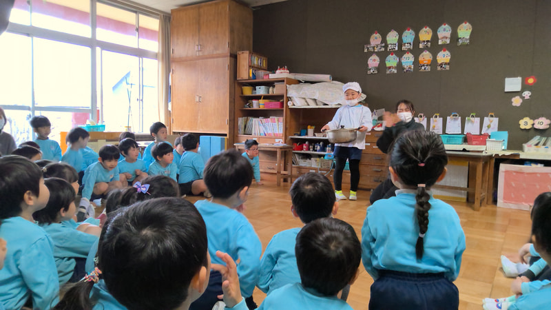 年長さんが大きくなったらできることを見せてくれました。ボールやコマ回しもあったけれど、年長さんしか着られない給食着を着て、給食の運搬の様子を教えてくれました。