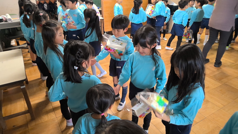 みんなで作った小物入れを年長さんにプレゼント。「お家で使ってね」