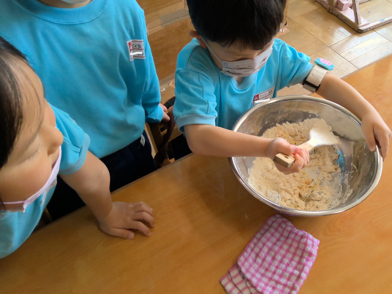 混ぜ 混ぜ 混ぜ！「私もやりたい！」「じゃあ１０数えたら交換ね」