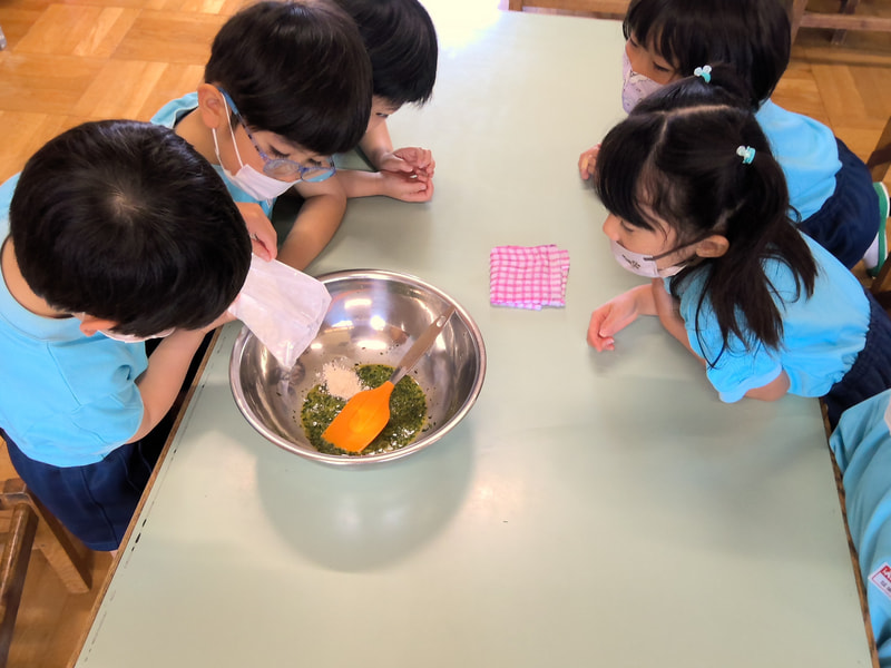 「こぼさないでよ」「ちょっとずつね」