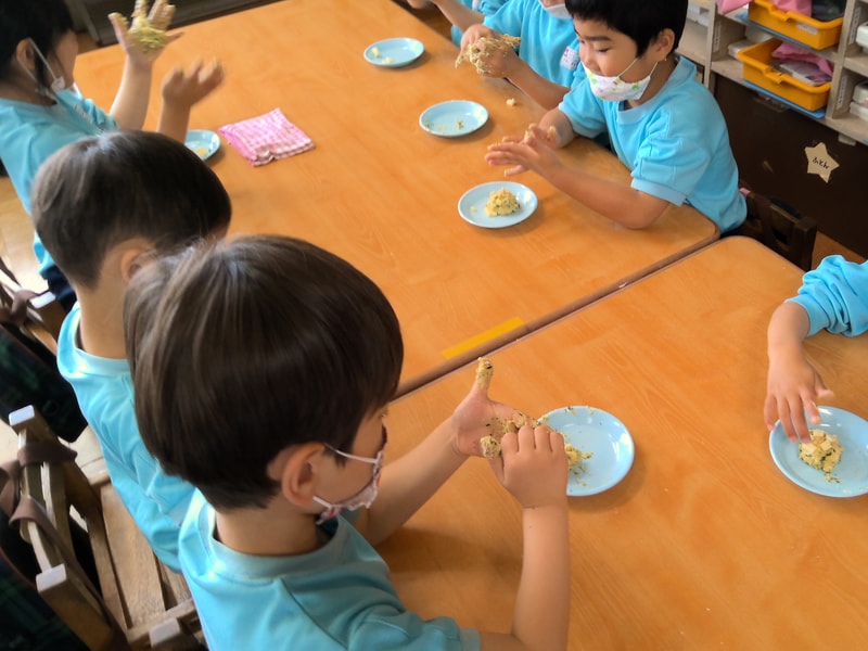 こね こね こね。「手にくっつく！」「どんな形にしようかな？」「星の形にできるかなあ」