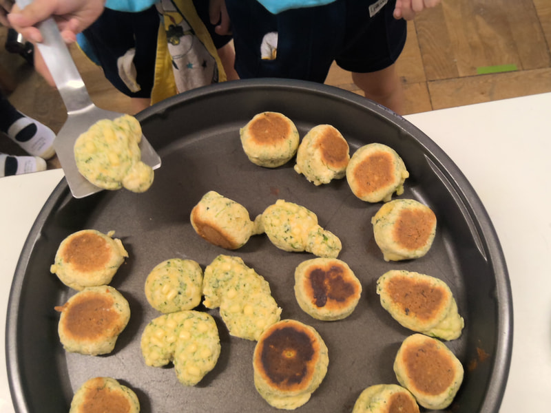 よーく焼けたかな？ひっくり返してみよう。いいにおい！甘ーいね！