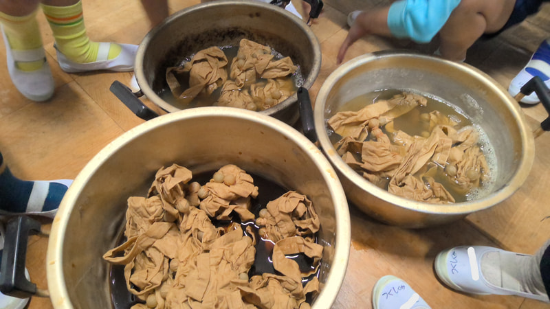 玉ねぎの皮もヨモギもお鍋でグツグツしたら、水の色が変わってきた。そして布の色も変わった！