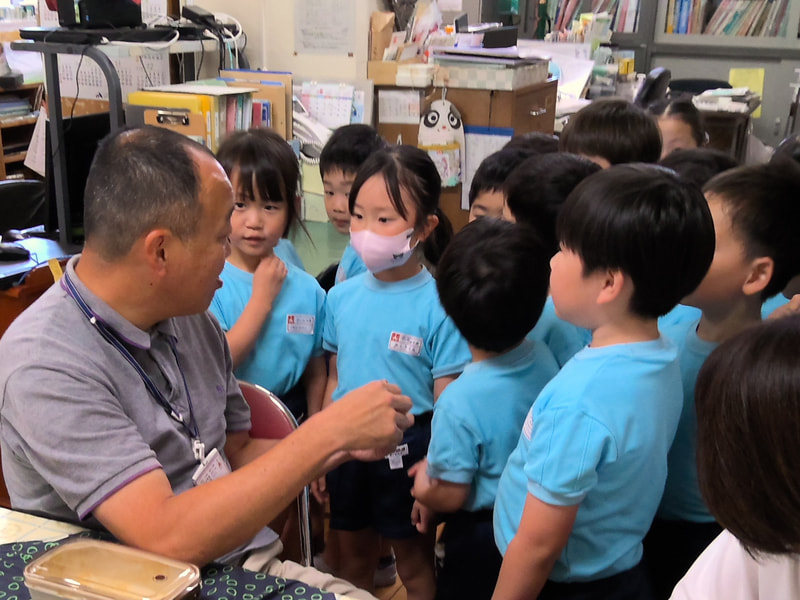 ３個のアンズをみんなで少しずつ分けっこしていただきました。でも、収穫を手伝ってくれた先生にも分けてあげようと、優しい子どもたちが貴重な一切れを届けてくれました。