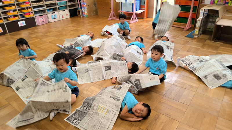 「おやすみなさ～い」新聞紙がお布団になっちゃった