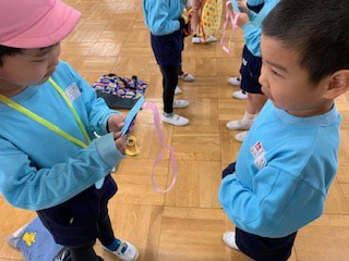 年長さんからは「いっぱい食べて大きくなってね」「お泊り保育楽しいよ」とそれぞれの学年に合わせたメッセージ入りのメダルをプレゼントしました。