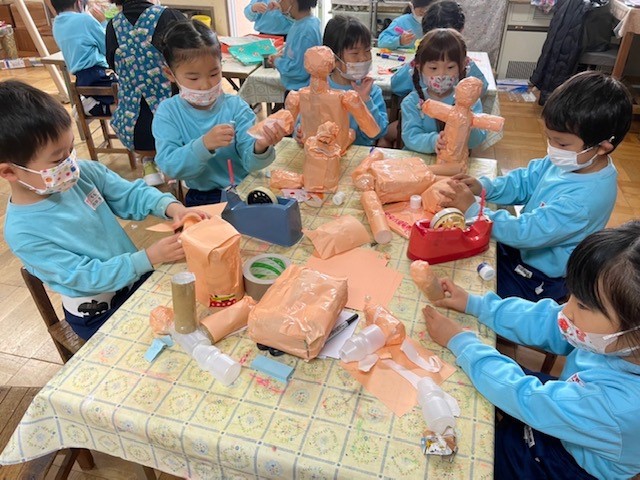 座ってる? 立ってる?