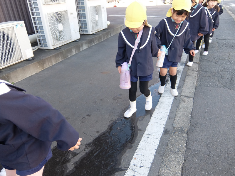 ツルツルしてる　すべっちゃうよ